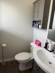 upstairs 3 bedroom 1.5 bathroom - Photo 3
