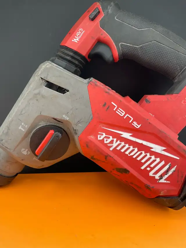 Milwaukee 2526-20 Multi Tool Like New