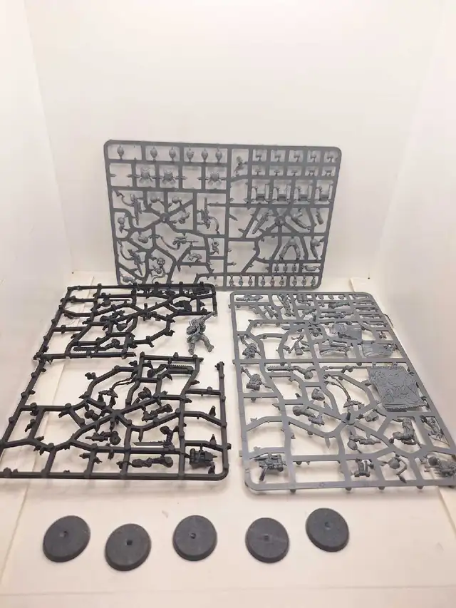 Warhammer 40k Imperial Guard 5 Tempestus Scions on sprue