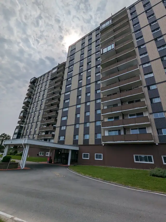 904 Brentwood Tower - 1BR Luxury Condo with Scenic View