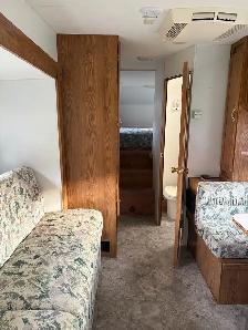 1996 24.5 foot Prowler 5th Wheel - Photo 4