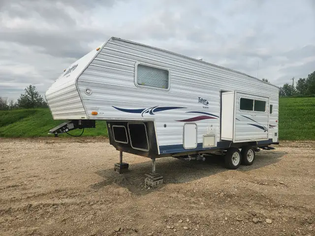 2003 Tahoe Wildlite 22 Ft T/A Fifth Wheel 22RK