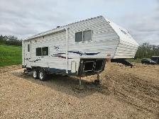2003 Tahoe Wildlite 22 Ft T/A Fifth Wheel 22RK - Photo 2
