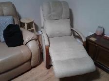 2 Fauteuils ELRAN berçant et inclinable en bonne état non fumeur