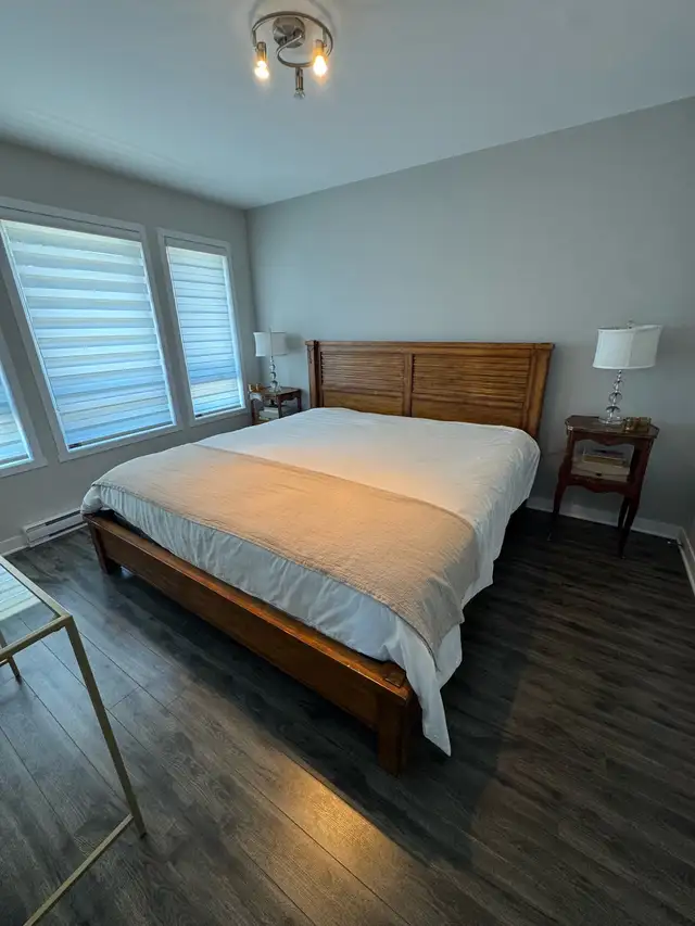 beautiful bed King w or w-out mattress.