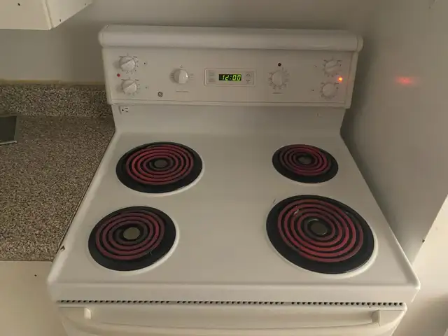 Stove 30' GE Coil White - Used | Cheap Price Sale.