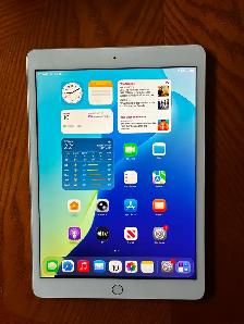 Apple iPad 8th GEN PRISTINE AND CHEAP! - Photo 2