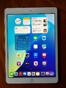 Apple iPad 8th GEN PRISTINE AND CHEAP! - Photo 4