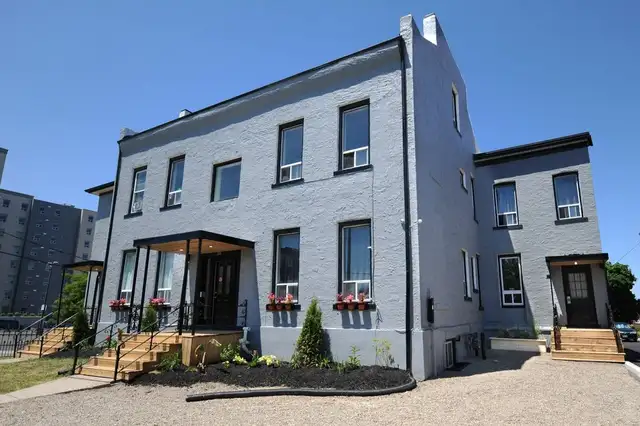 Downtown St Catherines, renovated 2-bedroom