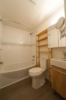 Downtown St Catherines, renovated 2-bedroom - Photo 4