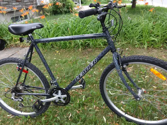 VÉLO FAIT AU CANADA PAR LEADER, 26 POUCES. COMME NEUF.