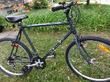 VÉLO FAIT AU CANADA PAR LEADER, 26 POUCES. COMME NEUF.