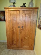 Belle armoire antique avec clous et chevilles carrés