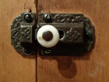 Belle armoire antique avec clous et chevilles carrés - Photo 4