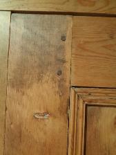 Belle armoire antique avec clous et chevilles carrés - Photo 6
