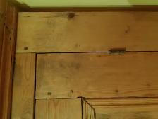 Belle armoire antique avec clous et chevilles carrés - Photo 8