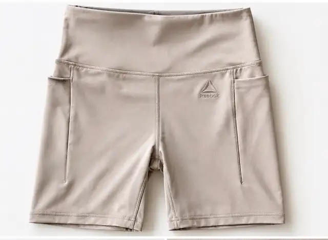 ✨ SHORT REEBOK FEMME – NEUF AVEC ÉTIQUETTES ✨