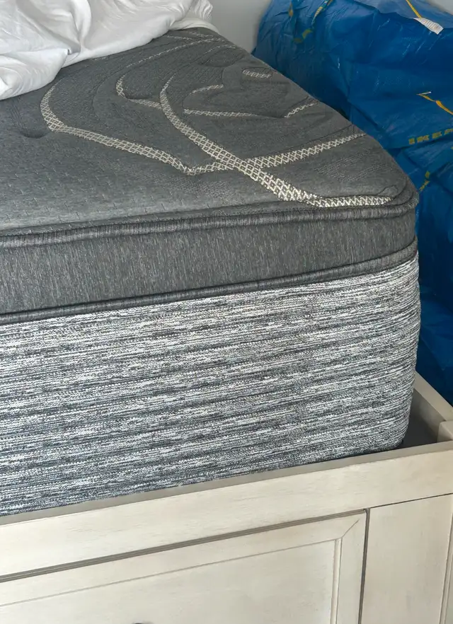 Queen size Beautyrest Eurotop mattress