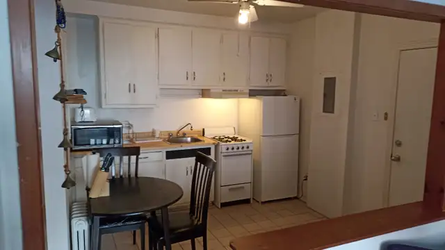 Plateau – Beau 3 ½ SEMI-MEUBLÉ et chauffé – 1100 $ – Libre!1 10