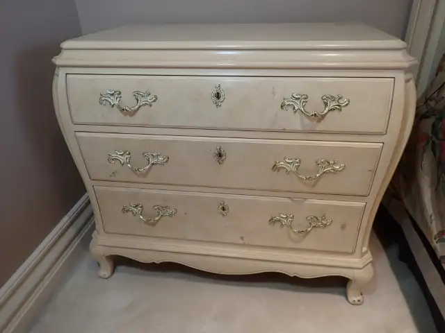 Hendron Bombe Cabinet
