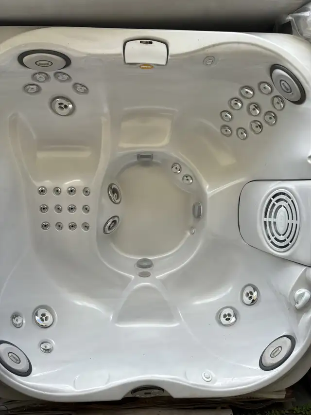 2011 Jacuzzi J335 5-6 Adult Hot Tub in Good Condition