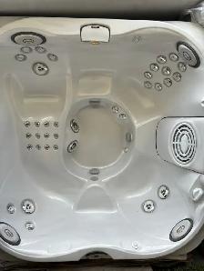2011 Jacuzzi J335 5-6 Adult Hot Tub in Good Condition
