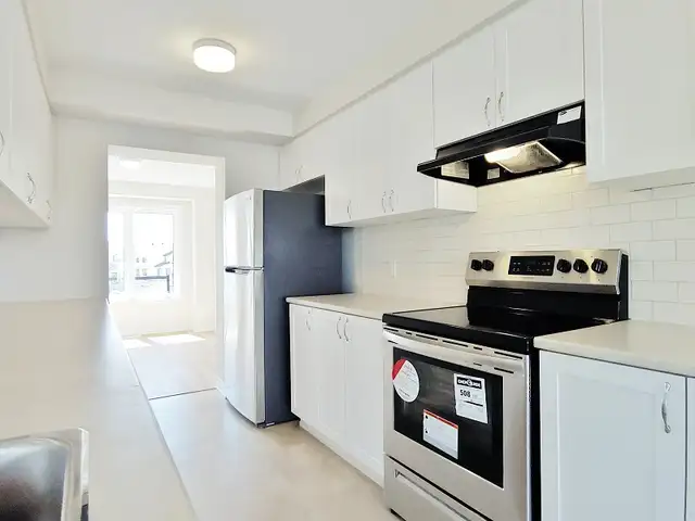 4 bedroom and 3.5 bathroom End Unit Townhouse/ Barrhaven/Nepean