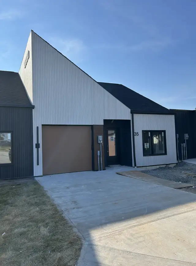 WOW! 3 bedrms. 3 bthrms. rec rm. developed basement. 2780 sq. ft