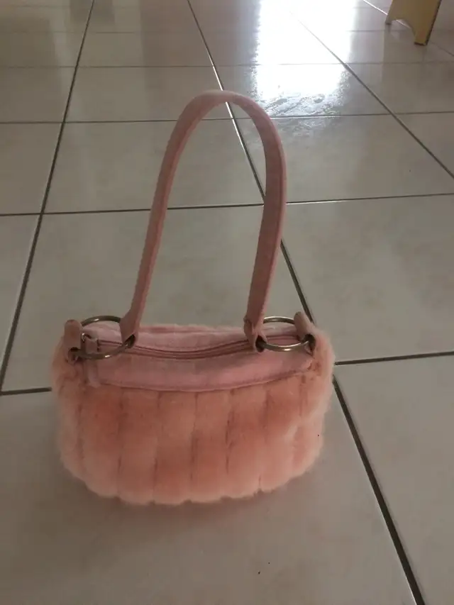 SAC À MAIN ROSE IMITATION VISON 6'x9', BANDOULIÈRE SUÈDE: $10.00