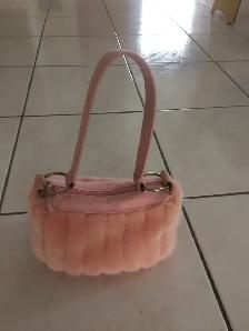 SAC À MAIN ROSE IMITATION VISON 6'x9', BANDOULIÈRE SUÈDE: $10.00