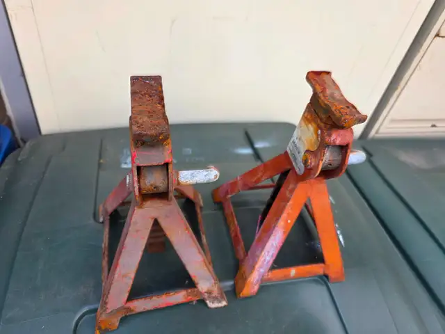 MotoMaster Lite-Duty Steel Construction  2 Ton Jack Stand /Axle