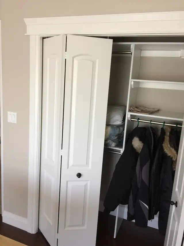 sellingBifold doors fik$ing and supply. bi-folds Door Rolle
