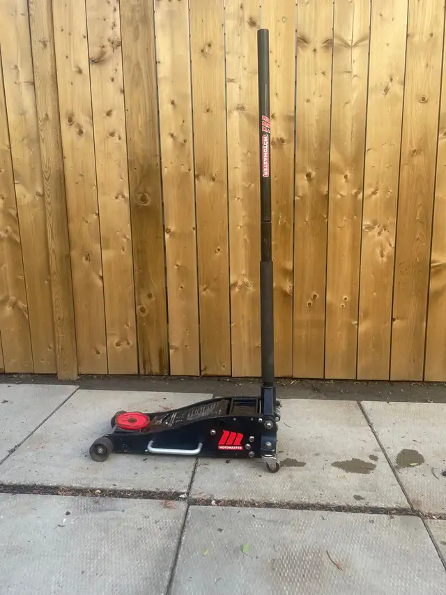 3 ton floor jack in hood working condition. 18" lift.