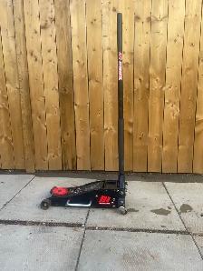 3 ton floor jack in hood working condition. 18" lift.