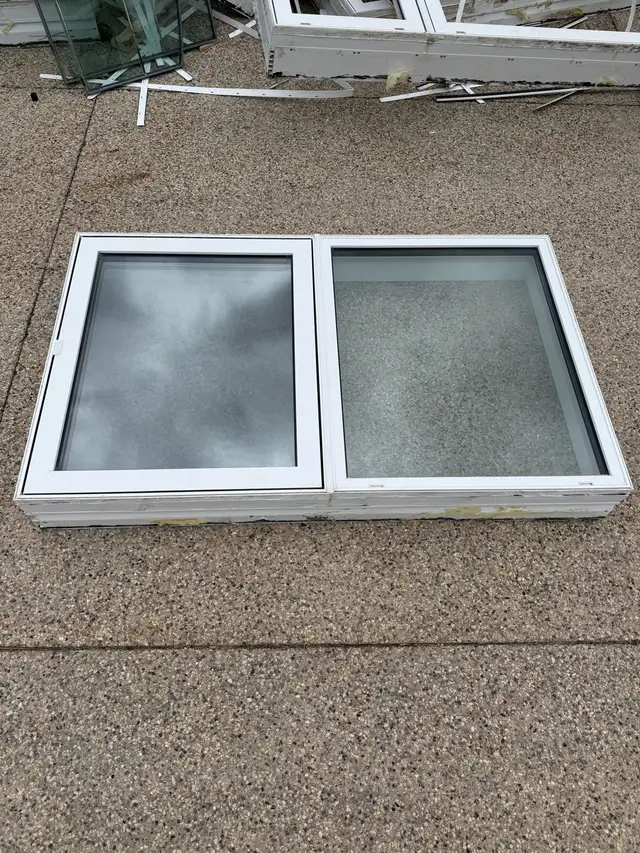 Triple pane vinyl casement window