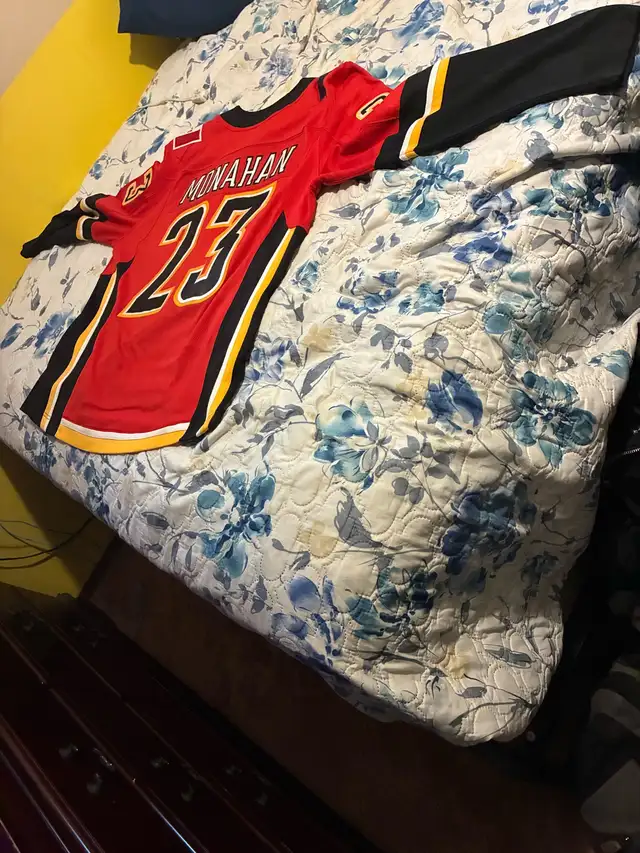 Calgary Flames large Adult # 23 Sean Monahan Jersey $50
