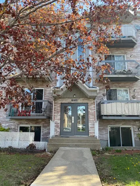 A LOUER 4½ A LAVAL AVEC STATIONEMENT ET BALCON