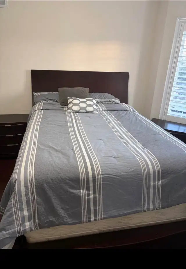 Queen bedroom set with dresser mirror &2 night stands