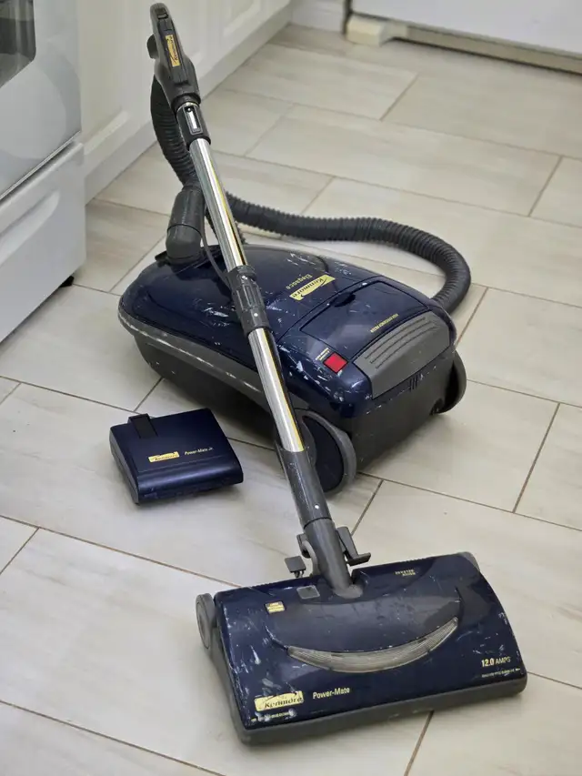 Aspirateur traineau Kenmore avec accessoires