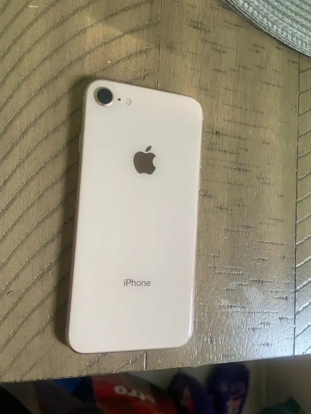Rose Gold Iphone 8 64 gb unlocked like new 10/10