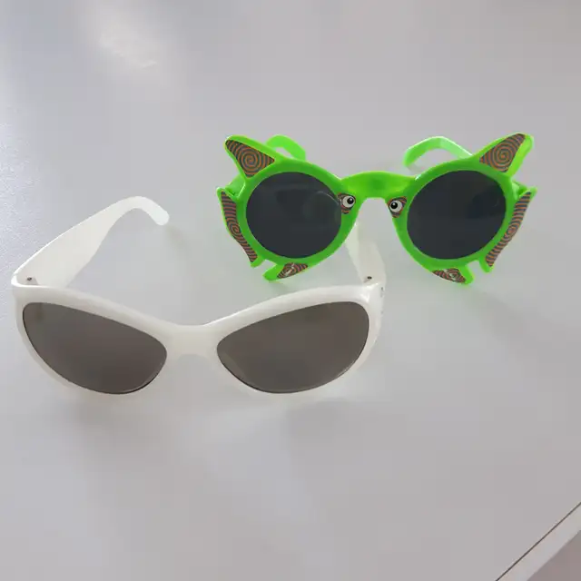 2LUNETTES SOLEIL ADO 5'LARGE,UNE BLANCHE UNE VERTE: $5.00 CHAQUE