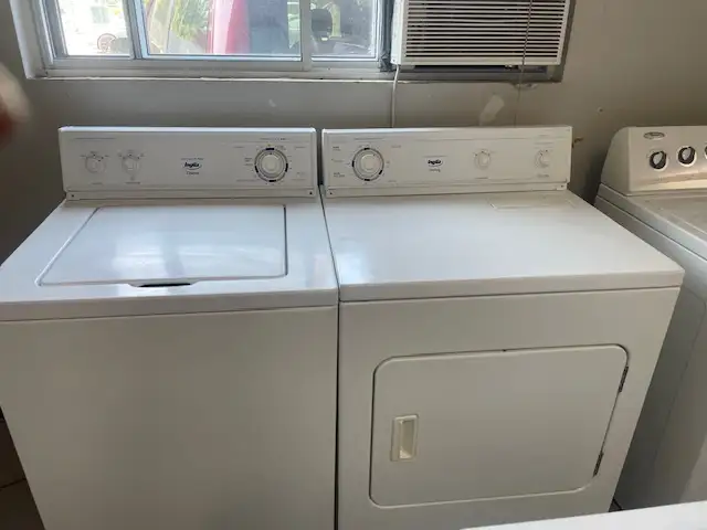 Laveuse sécheuse traditionnelles blanches Inglis