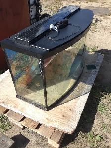 aquarium courbé a vendre  120$ avec lumirer au led