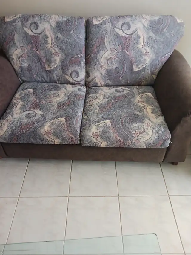 Divan tissus 2 places avec table. Excellent condition $50.00 .