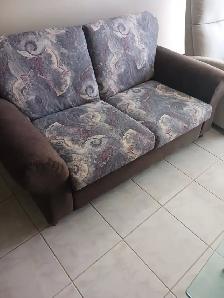 Divan tissus 2 places avec table. Excellent condition $50.00 . - Photo 2
