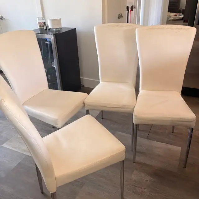 4 chaises blanches style contemporain