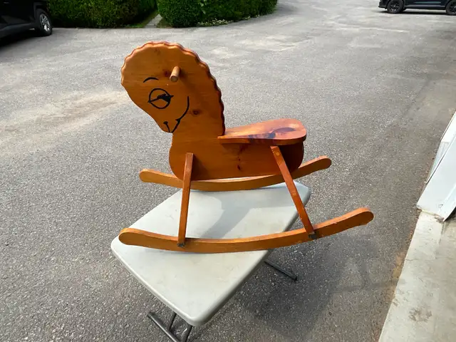 CHEVAL À BASCULE POUR ENFANTS