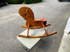 CHEVAL À BASCULE POUR ENFANTS