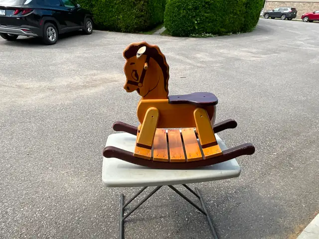 MAGNIFIQUE CHEVAL À BASCULE POUR ENFANTS