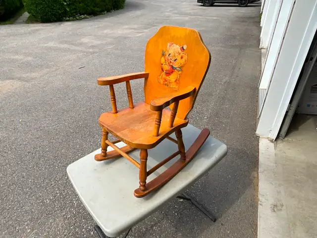 VINTAGE : SUPERBE CHAISE BERÇANTE POUR ENFANT AVEC MUSIQUE